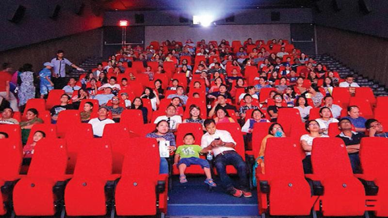 ‘महापुरूष’ को एक साताको कमाई कति ? 