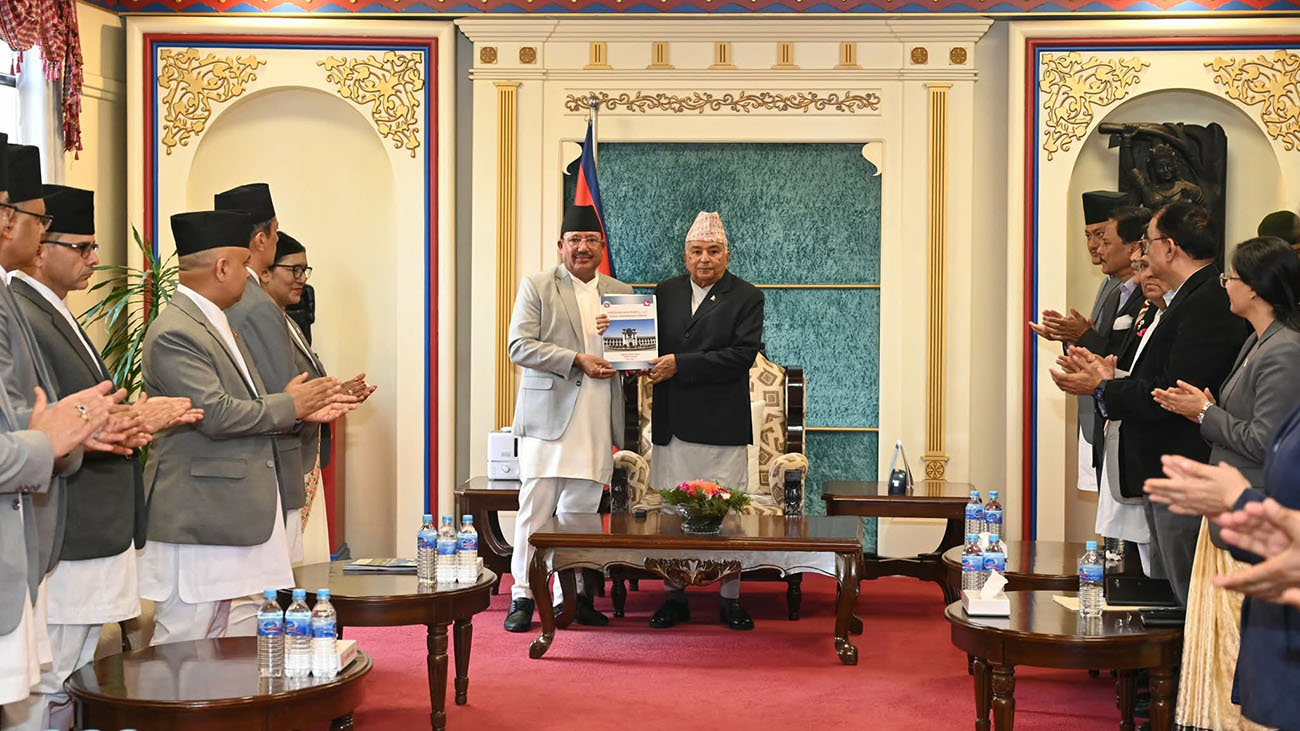 निर्वाचन आयोगले राष्ट्रपतिलाई बुझायो प्रतिवेदन, अब सरकार गठन प्रक्रिया सुरु हुने