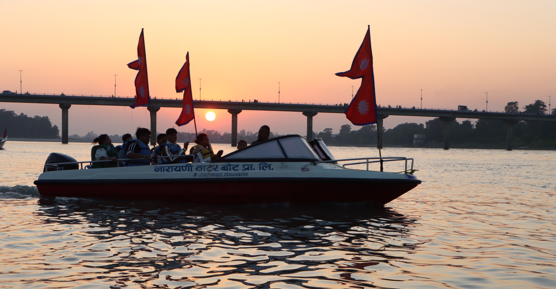 नारायणी नदीमा सञ्चालन हुन थाले मोटरबोट