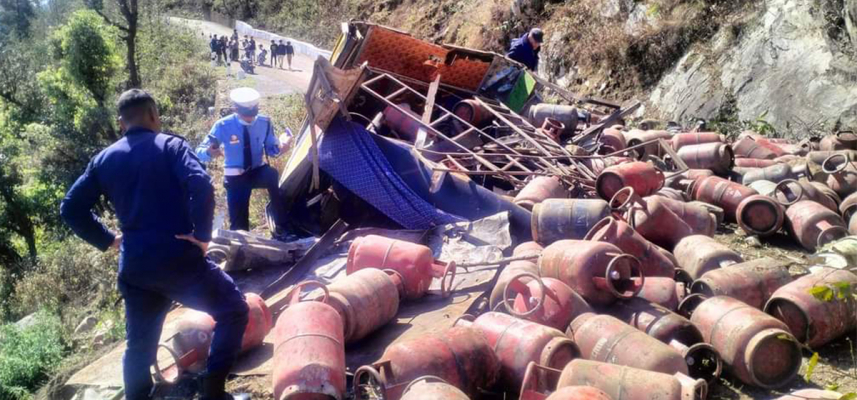 दैलेखमा ट्रक पल्टिँदा चालकसहित तीन जनाको ज्यान गयो