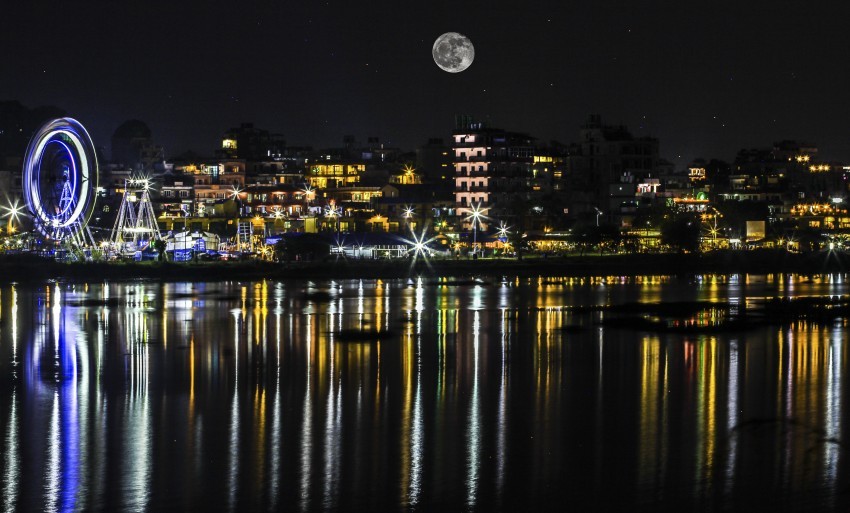 उच्च अदालतको आदेश : पोखराको लेकसाइड २४ घण्टा खोल्न दिनु