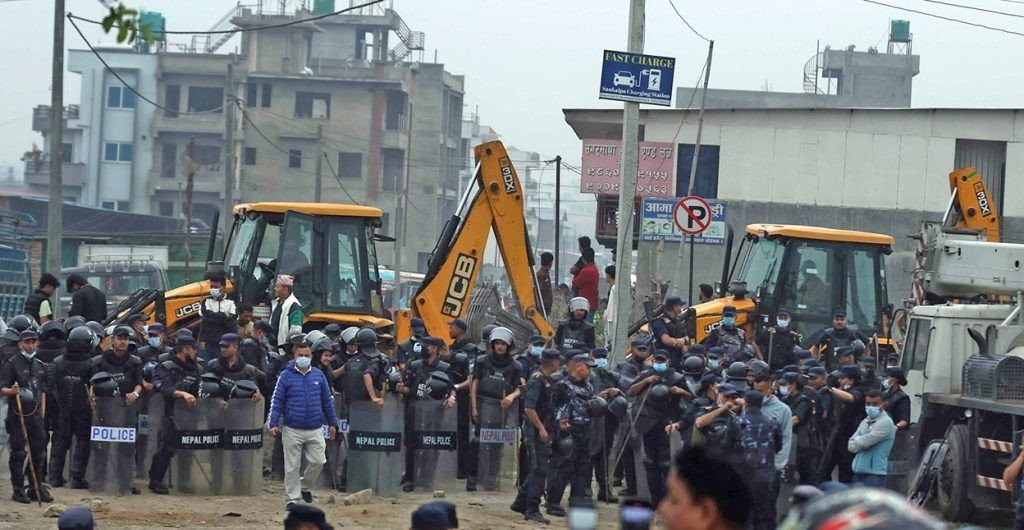 मनोहरा सुकुमवासी बस्तीमा डोजर: सयौँ घरटहरा भत्काउन सुरु