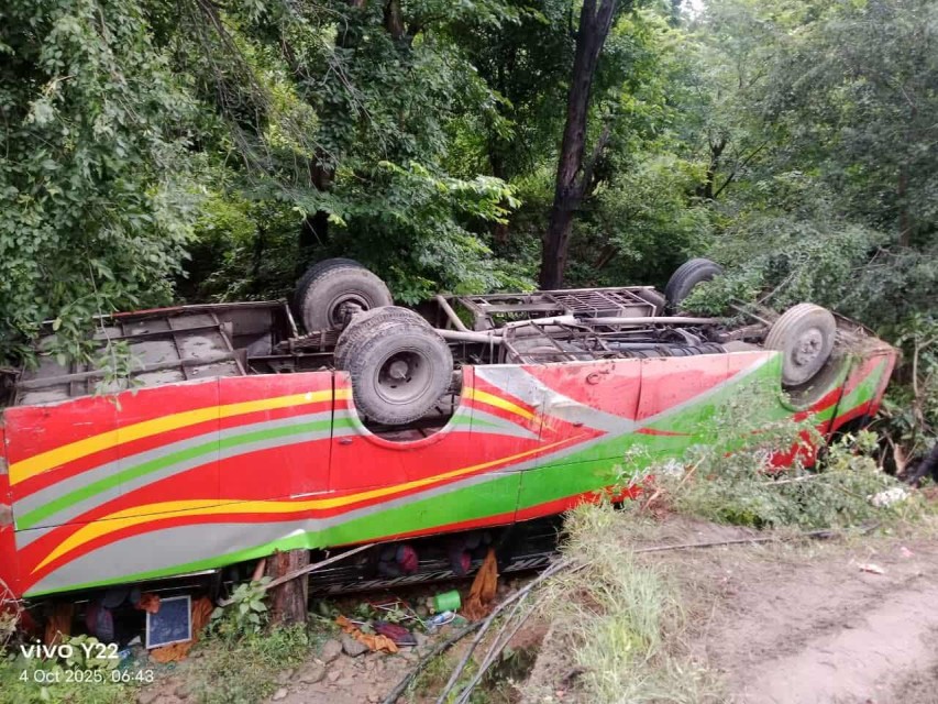 धनगढीबाट काठमाडौँ जाँदै गरेको बस दुर्घटना, ३६ जना घाइते, २ जनाको अवस्था गम्भीर