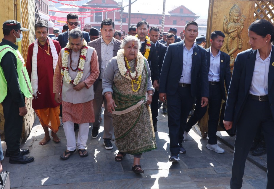 प्रधानमन्त्री सुशीला कार्कीद्वारा पशुपतिनाथमा रुद्राभिषेक पूजा