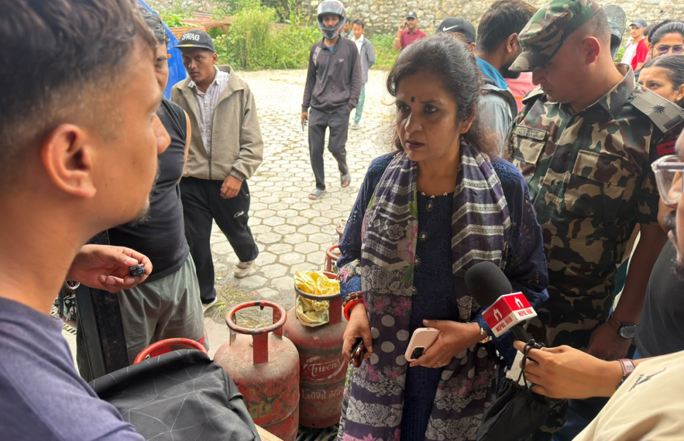 विद्यार्थीलाई प्राथमिकतामा राखेर ग्यास वितरण गर्न उद्योगमन्त्रीको निर्देशन