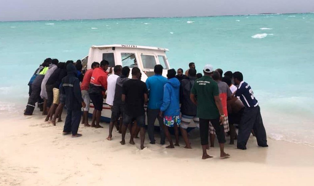 माल्दिभ्सको प्रहरीद्वारा समुद्रमा फसेका १३ जनाको उद्धार