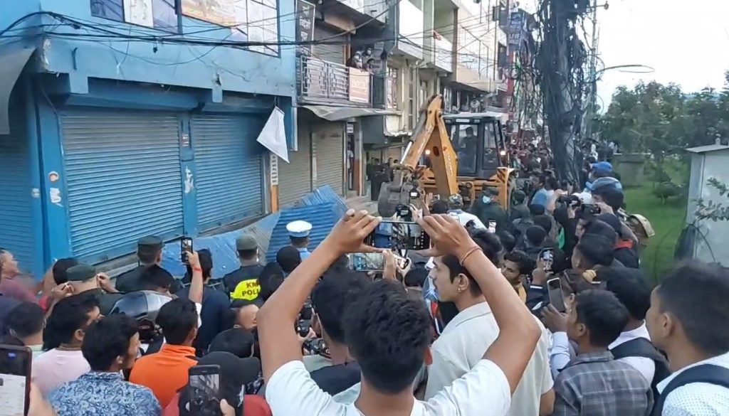 अनधिृकत संरचना हटाउन कोटेश्वरमा महानगरको डोजर