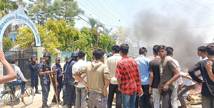 सप्तरीमा करेन्ट लागेर एक विद्यार्थीको मृत्यु भएपछि घटनाको विरोधमा प्रदर्शन