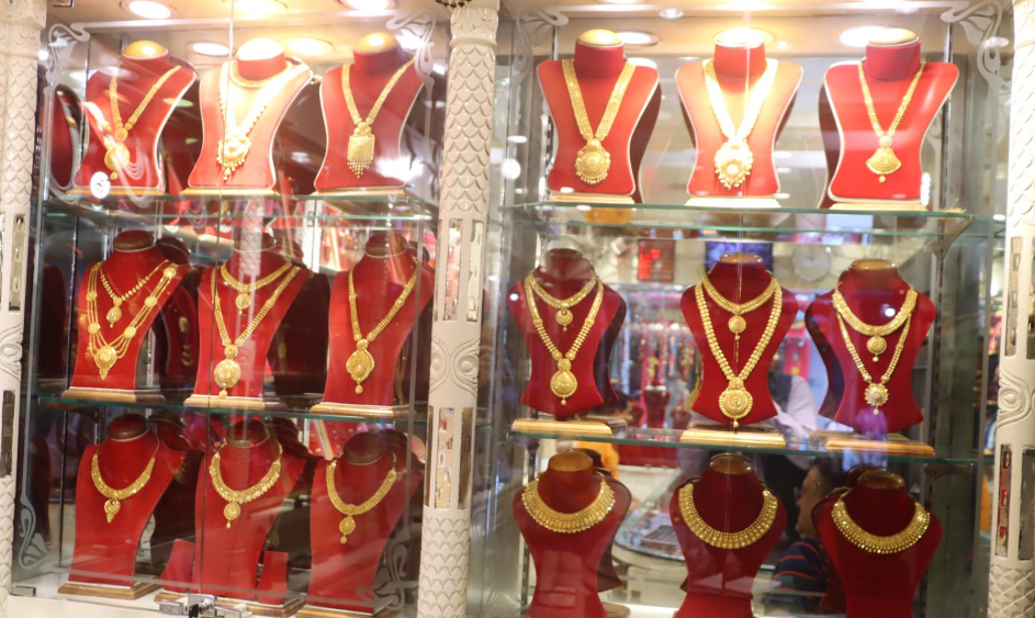 सुनको मूल्यमा पहिरो, तोलाको २ लाख ८२ हजारमा झर्‍यो