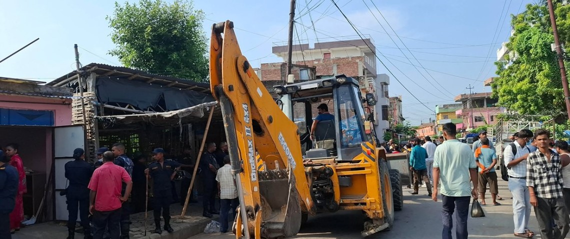 जनकपुरका अतिक्रमित गुठी जग्गामा चल्यो डोजर