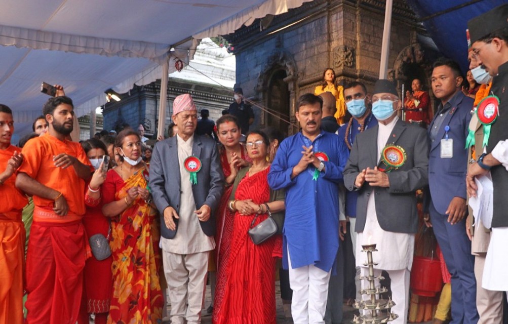 आरती हेर्न एमाले अध्यक्ष ओली पशुपतिमा 