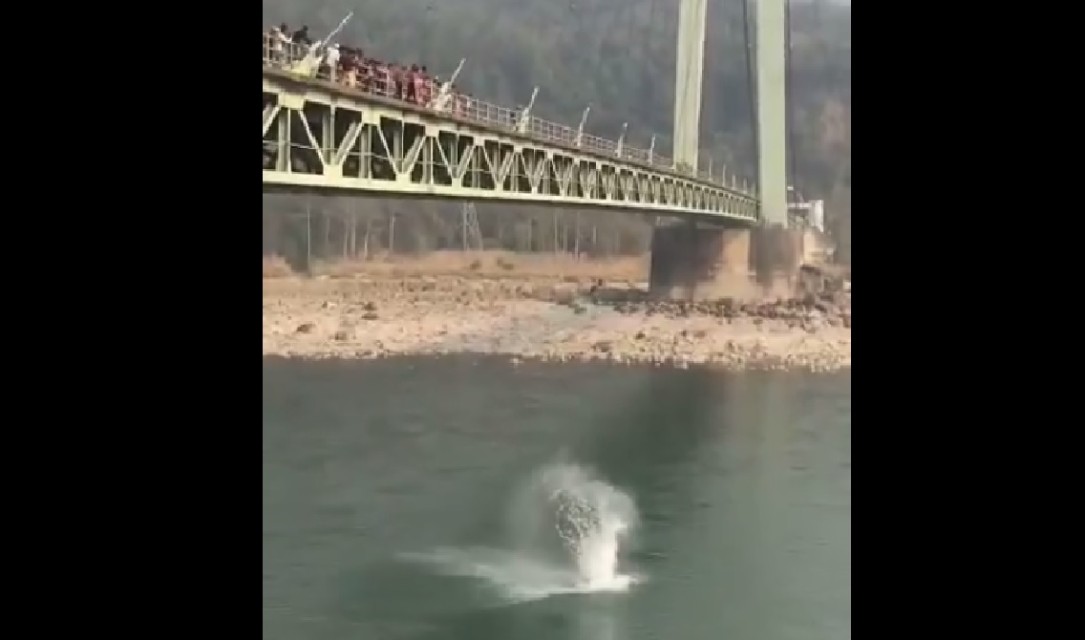 कर्णाली पुलबाट हाम फालेका १७ युवक मध्ये १ जना बेपत्ता