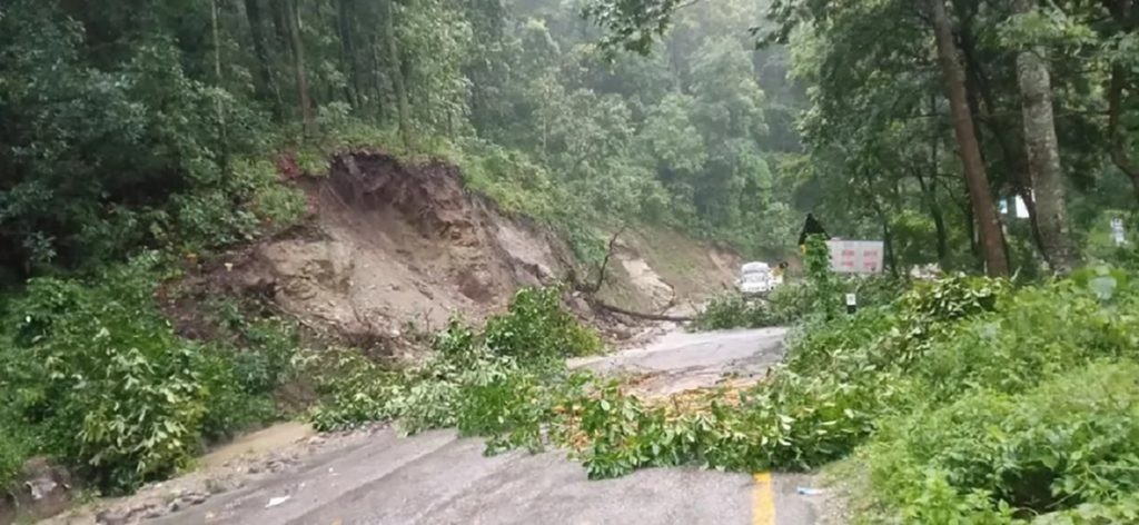 पहिरोले मेची राजमार्ग ठप्प, यात्रु बीच बाटोमै अलपत्र