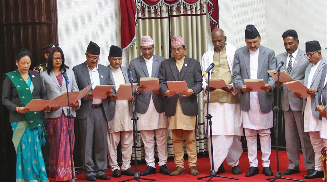 नवनियुक्त मन्त्रीहरुले लिए शपथ