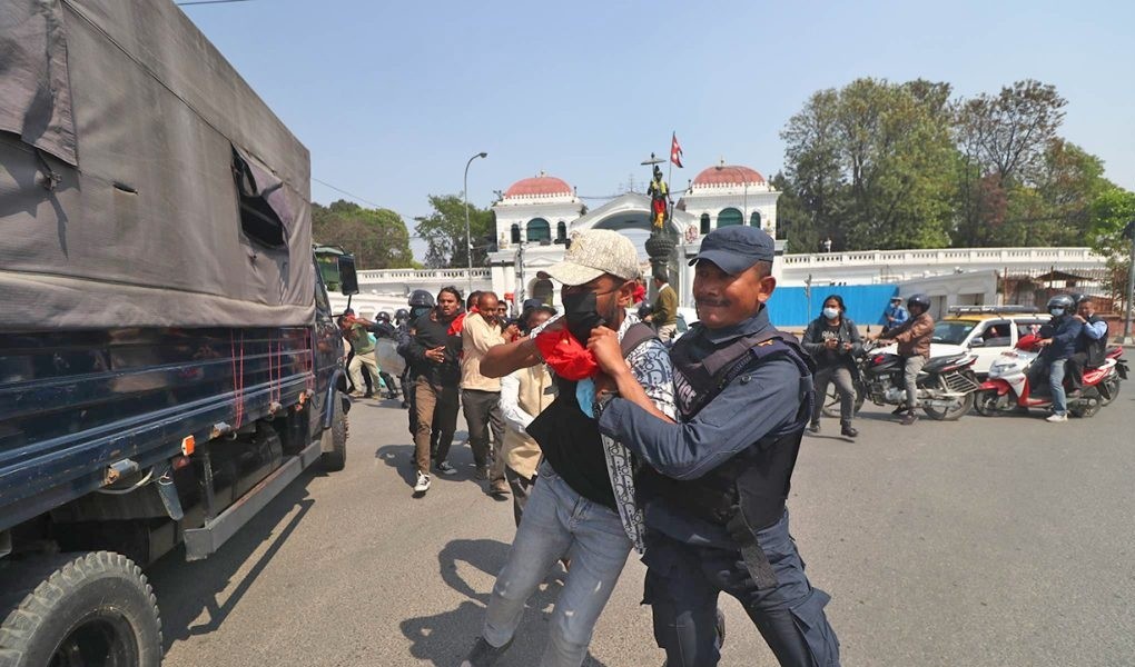 प्रदर्शनका लागि सिंहदरबार अगाडि पुगेका मिटरब्याज पीडित पक्राउ 