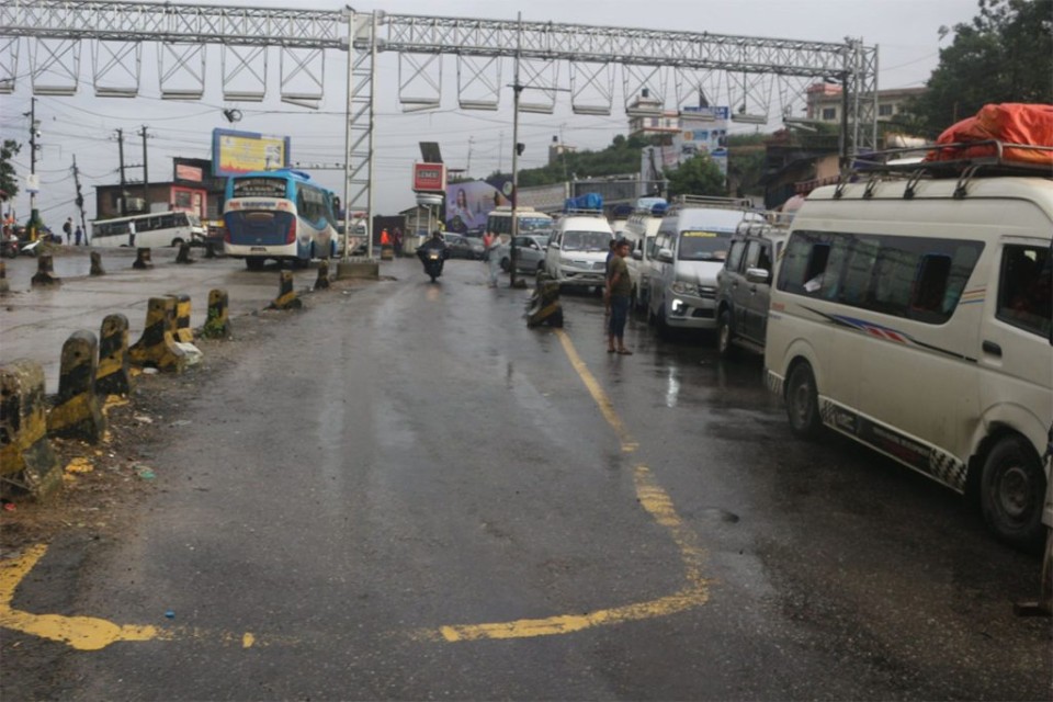 नागढुंगा–मुग्लिन सडक खण्डमा यात्रा नगर्न प्रहरीको माइकिङ 