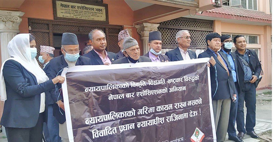 प्रधानन्यायाधीशको राजीनामा माग्दै वकिलहरूको प्रदर्शन