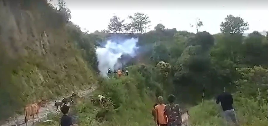 फोहोर बोकेर गएको गाडीलाई अवरोध गरेपछि बञ्चरेडाँडामा  तनाव, प्रहरीले गर्यो हवाईफायर