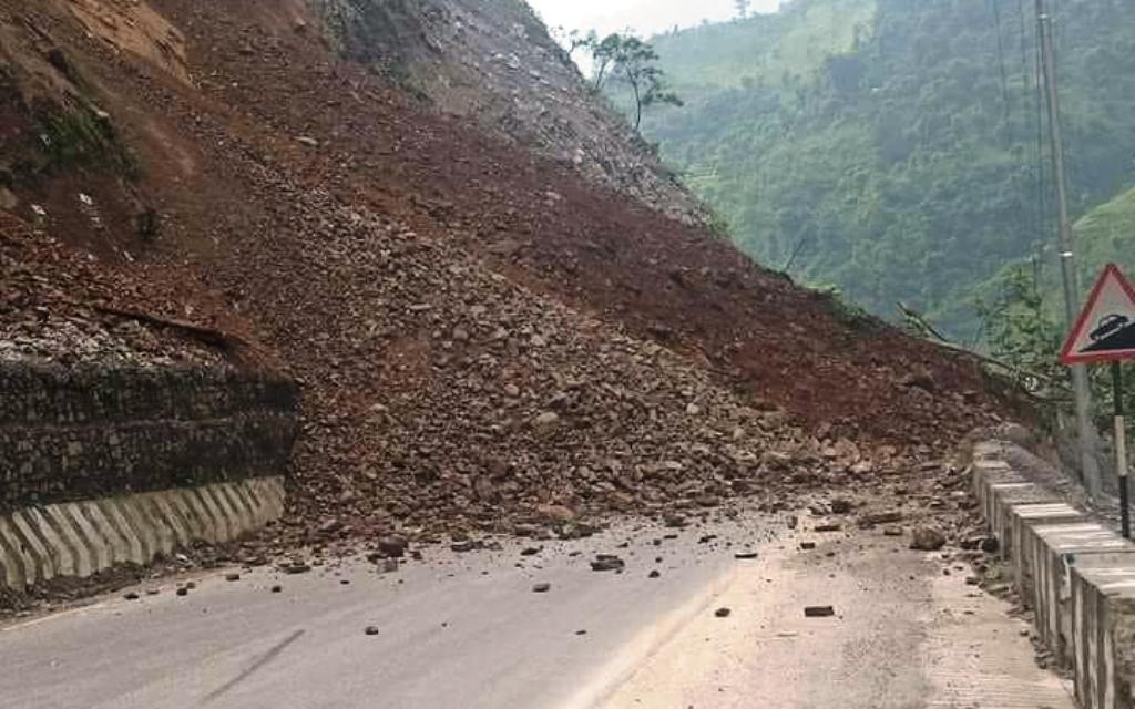 नारायणगढ–मुग्लिन सडक दुईतर्फी अवरुद्ध, यात्रु  अलपत्र