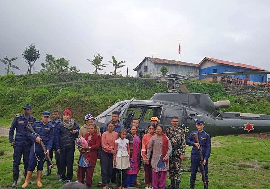 पाँचथरका १२ जनाको हेलिकप्टरबाट उद्धार