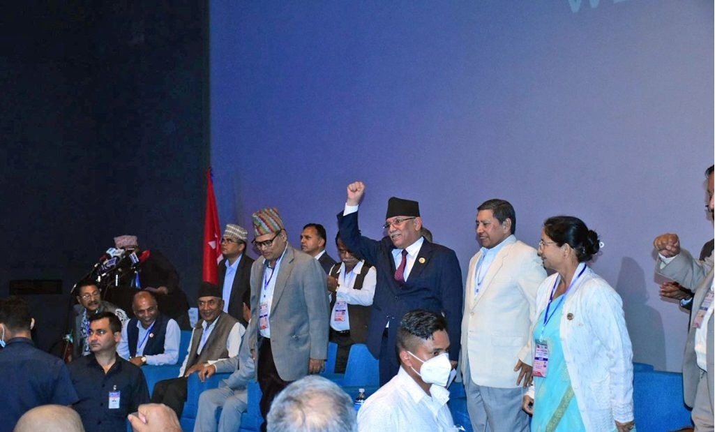 पहिचान पनि संकट आयो, माओवादी बुर्जुवा पार्टीभन्दा भिन्न भएन - प्रचण्ड