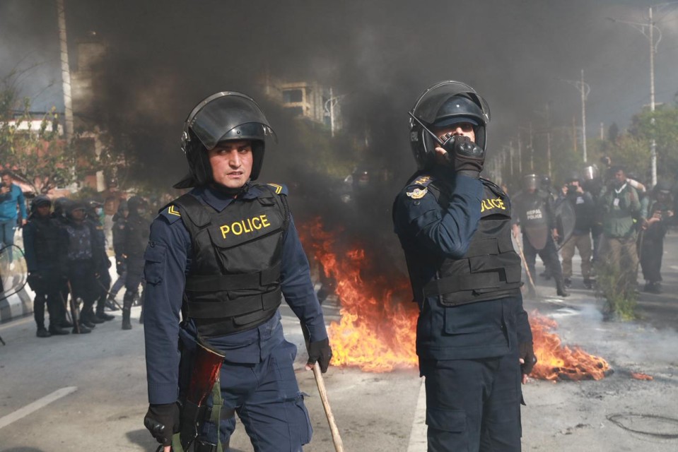 नेकपा एमाले कार्यकर्ता सिंहदरबार प्रवेश गर्न खोज्दा बबरमहलमा तनाव