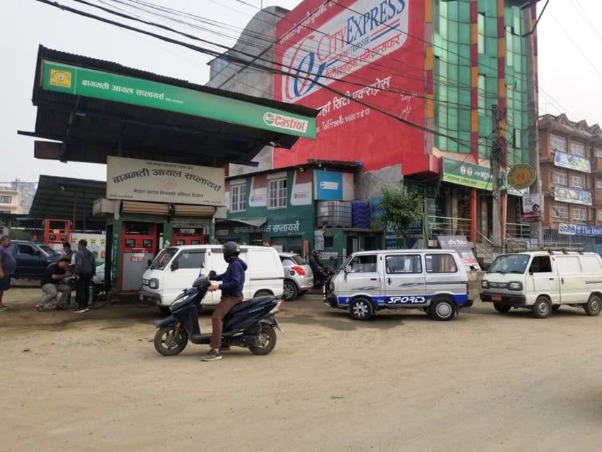 इन्धनको मूल्य फेरि बढ्यो, पेट्रोललाई प्रतिलिटर १ सय ७८ रुपैयाँ पर्ने