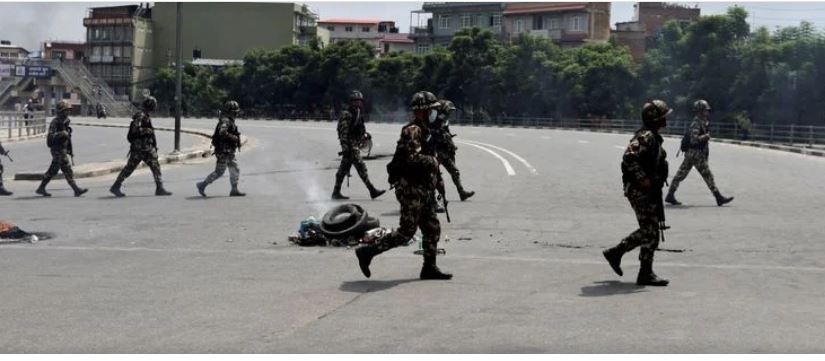 सडकमा सेनाको गस्ती, जरुरी काम बाहेक घरबाहिर ननिस्कन आग्रह