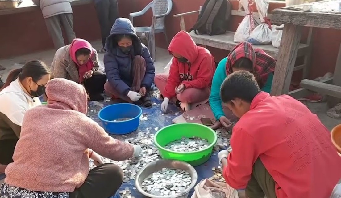 पाथीभरामा चढाएको करिब २३ लाख सिक्का गनिँदै