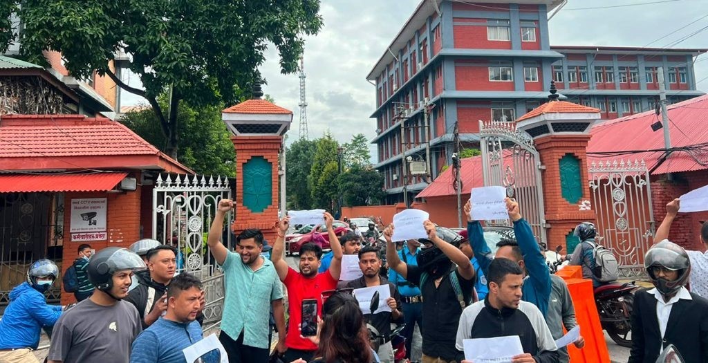 सिंहदरबारको दक्षिण गेटमा मोटरसाइकल पार्किङ गर्दै अखिलको प्रदर्शन