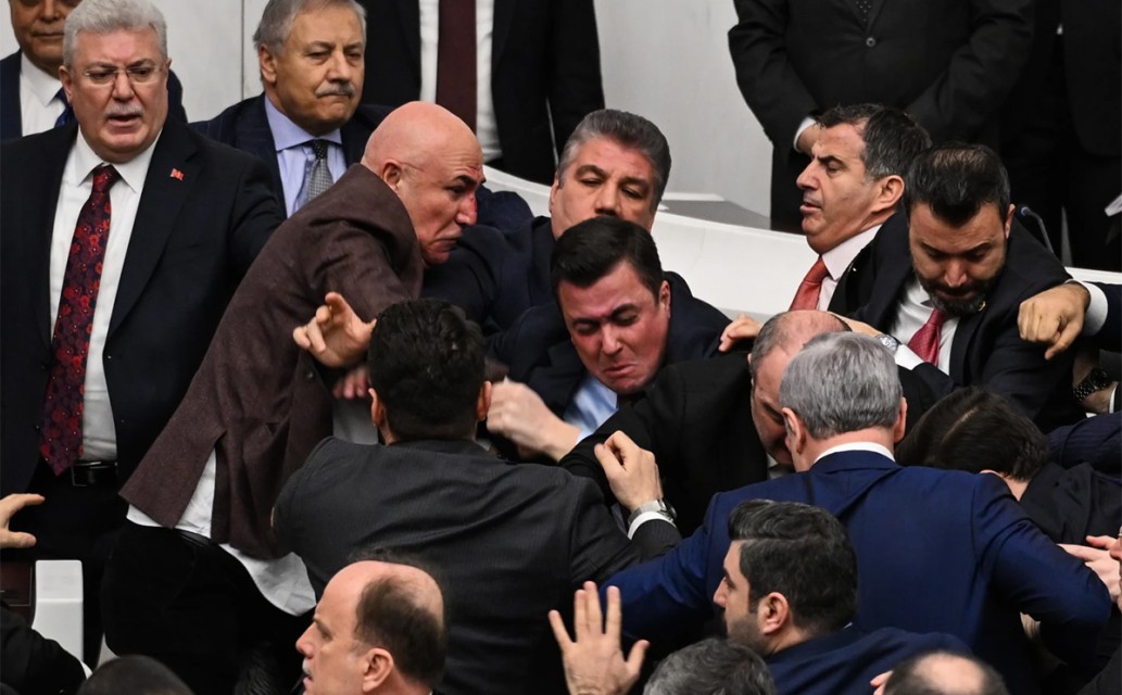 टर्की संसद्‌मा सांसदबीच कुटाकुट, विवादास्पद न्यायमन्त्रीको शपथ ग्रहणको क्रममा झडप