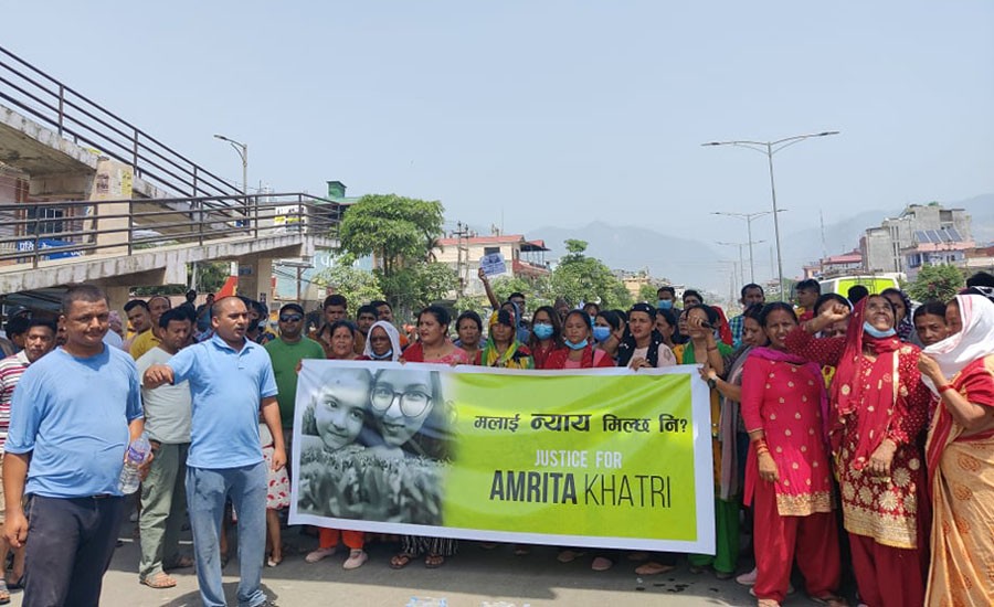 अमृताको हत्या भएको दाबी गर्दै तिलोत्तमामा आफन्त र स्थानीयबासि सडकमा