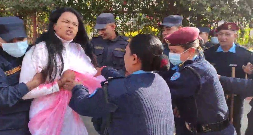 सर्वोच्च अदालतको गेटमा रातो रंग छ्यापेर प्रदर्शन गर्ने दुईजना पक्राउ