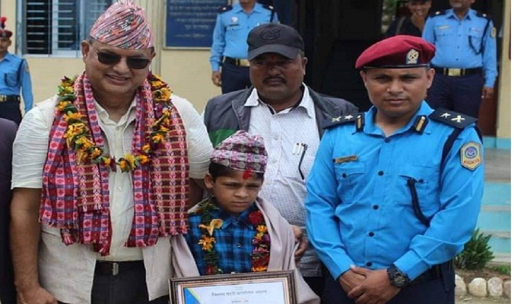 अछाममा सासूमाथि कुटपिट गरेको घटना बाहिर ल्याउने बालक सम्मानित