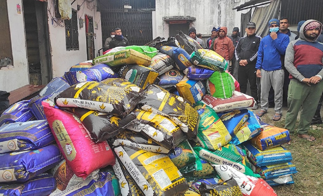 वीरगञ्जका तीन गोदाममा प्रहरीले छापा मार्दा १३ लाख बढीको चामल बरामद