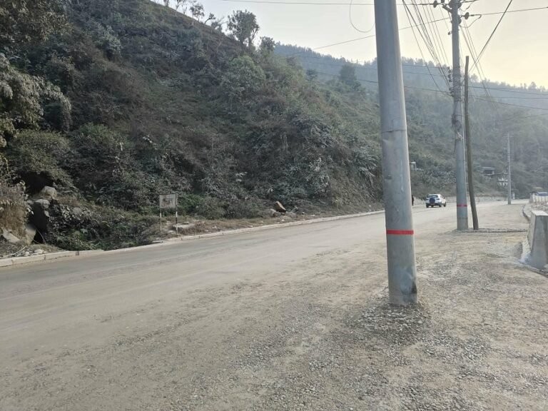 पृथ्वी राजमार्ग विस्तारमा अवरोध: अझै करिब १०० बिजुलीका पोल सार्न बाँकी