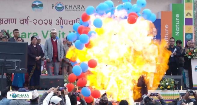 बेलुन पड्किएर अर्थमन्त्री विष्णु पौडेल र  पोखरा महानगरपालिका मेयर धनराज आचार्य घाइते 