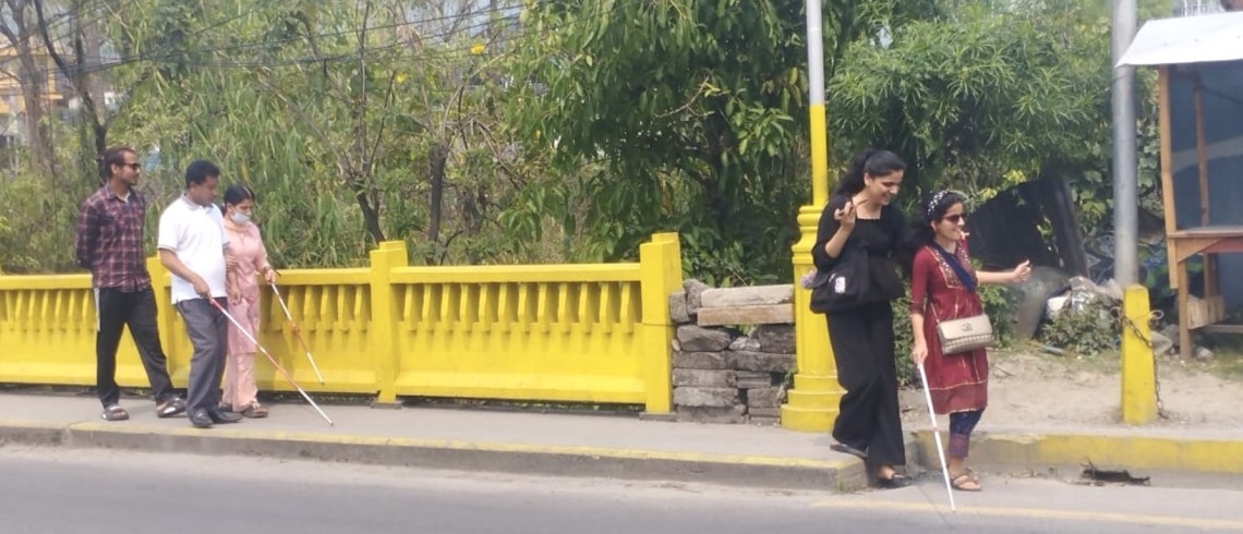 दृष्टिविहीनलाई बाटो देखाउँदै ‘गुगल’