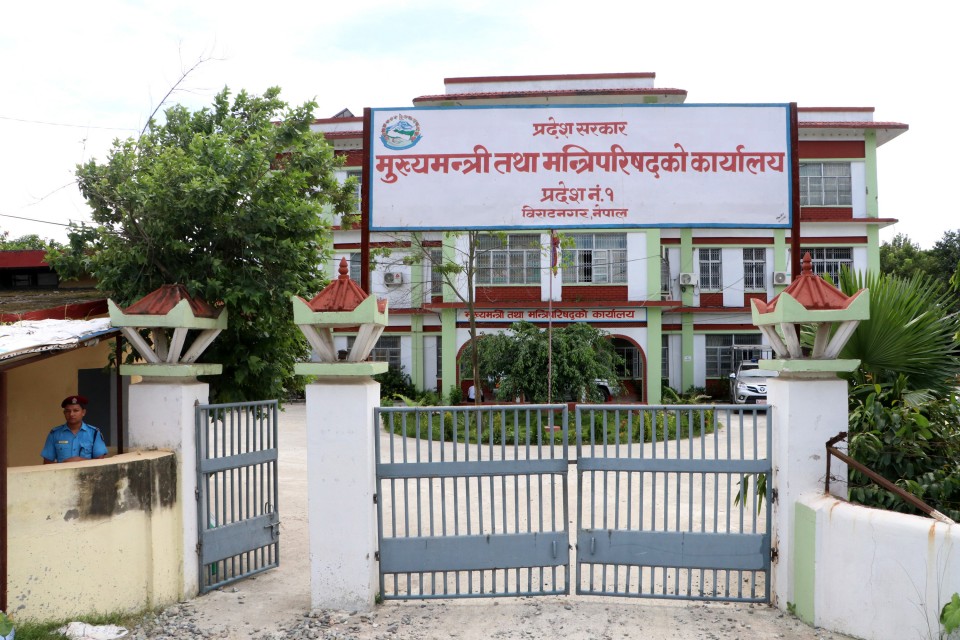 प्रदेश १ मा भोलि १ बजेसम्म मुख्यमन्त्रीमा दावी गर्न आह्वान