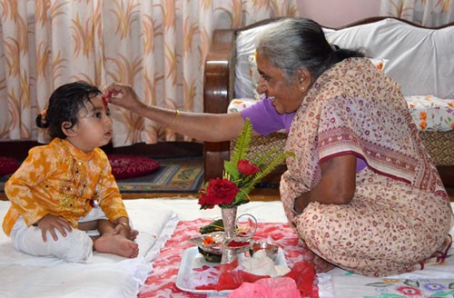 आज विजया दशमी, मान्यजनबाट टिका र जमरा लगाइँदै