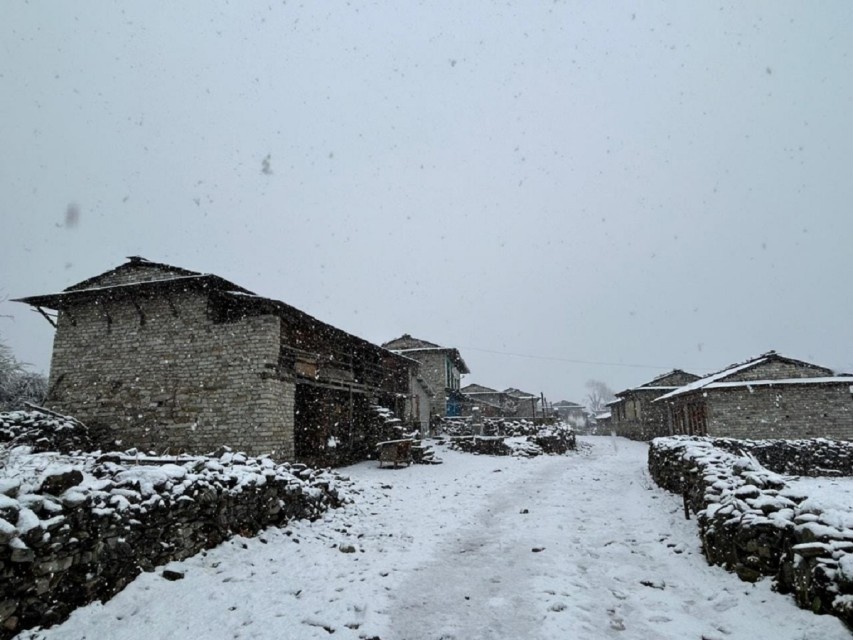 ढोरपाटनमा यो वर्षको पहिलो हिमपात, किसान हर्षित