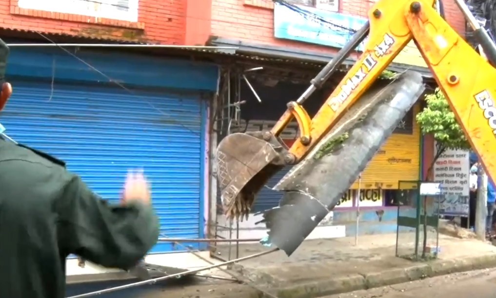 धोबीचौरको अनधिकृत टहरामा महानगरले डोजर चलाउने 