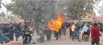 ताप्लेजुङमा युवा संघद्वारा प्रधानमन्त्री देउवा र मन्त्री यादवको पुत्ला दहन