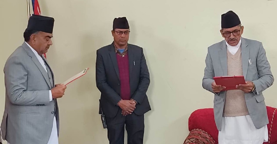 सुदूरपश्चिम प्रदेश सभाका ज्येष्ठ सदस्य रावलद्वारा शपथ ग्रहण