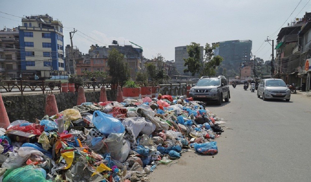 काठमाडौंको सडकमा थुप्रिएको सबै फोहर पाँच दिनभित्रमा उठिसक्ने महानगरको दाबी