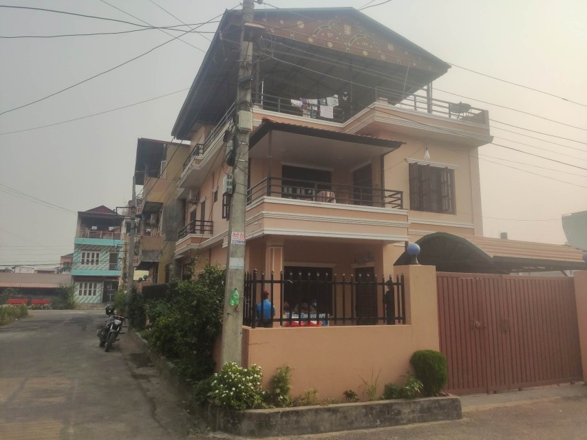 रवि लामिछानेका सवारी चालक छतबाट खसेर गम्भिर घाइते, महामन्त्री ढकालका सवारी चालक नियन्त्रणमा