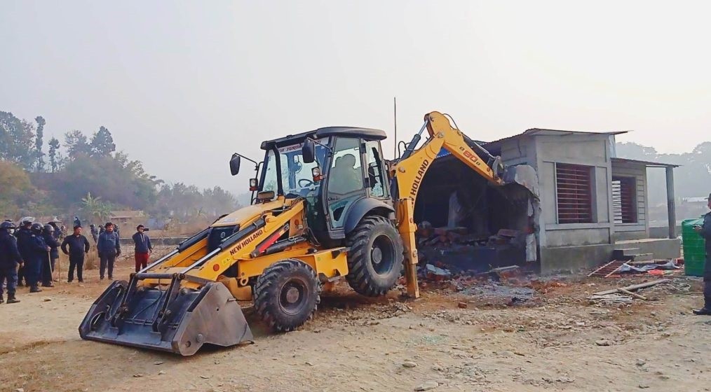 अतिक्रमण गरेर बनाइएका संरचना भत्काउन हर्क साम्पाङले धरानमा चलाए डोजर