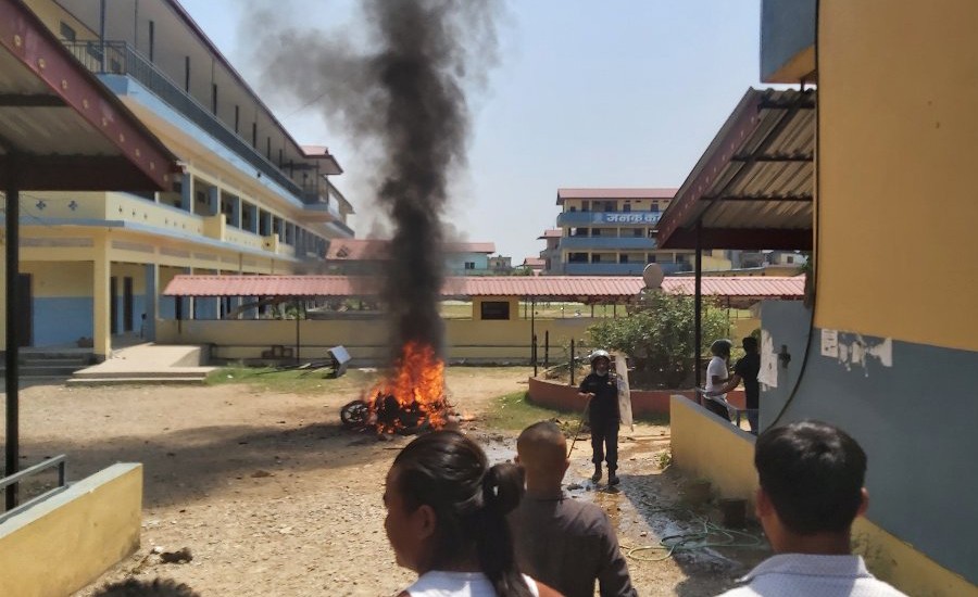 शिक्षकले छात्रालाई दुर्व्यवहार गरेको भन्दै गैंडाकोटको विद्ययालय तनावग्रस्त