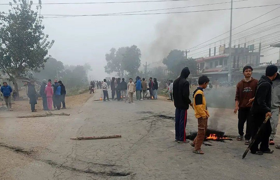 लम्कीचुहामा ट्रकको ठक्करपछि पूर्वपश्चिम राजमार्ग अवरुद्ध