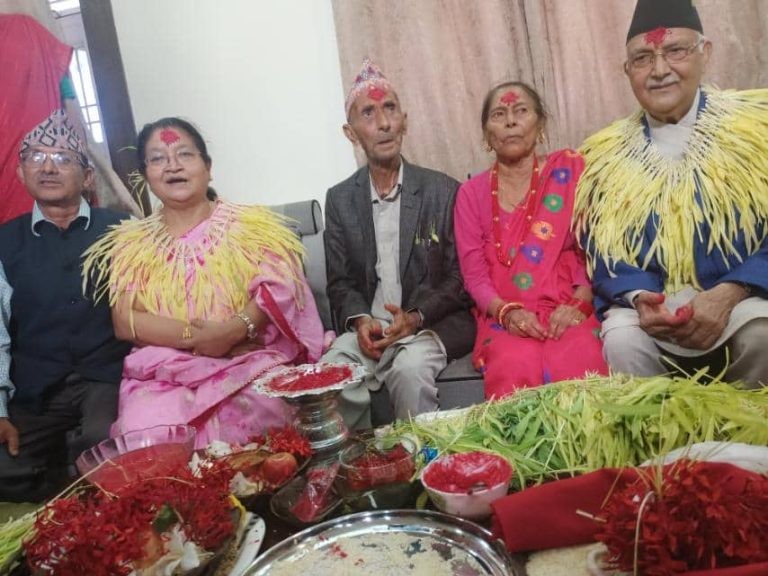 एमाले अध्यक्ष ओलीद्वारा बुबाको हातबाट टीका ग्रहण